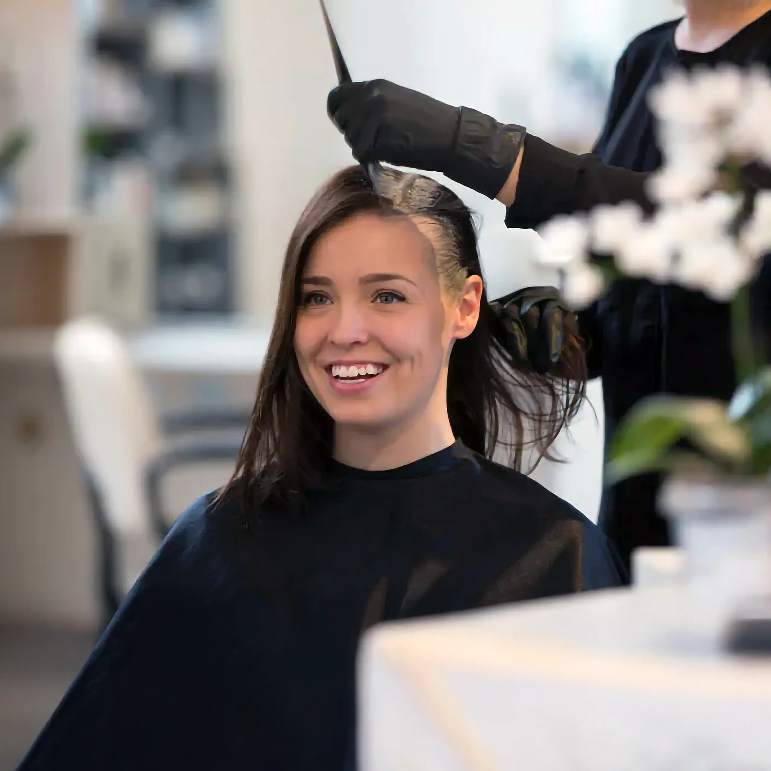 Pompadour Lounge – Färgbehandlingar med precision & personlighet. Balayage, slingor, toning eller färgförändring. Vi hjälper dig hitta rätt