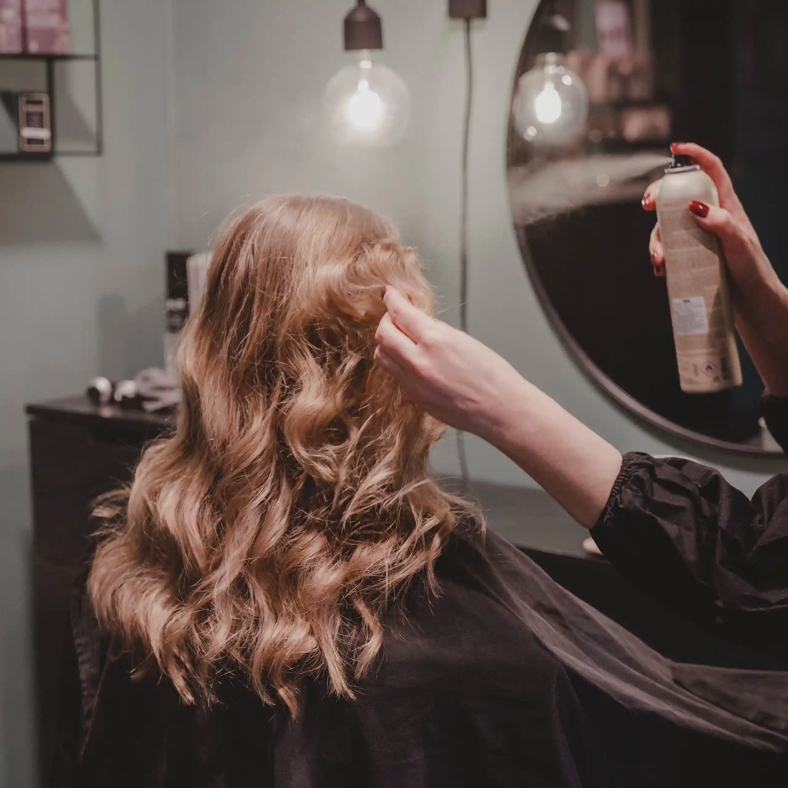 Pompadour Lounge – Hårförlängning & löshår med naturligt resultat. Vi jobbar med Hairtalk, Richy Hair & flera skonsamma metoder